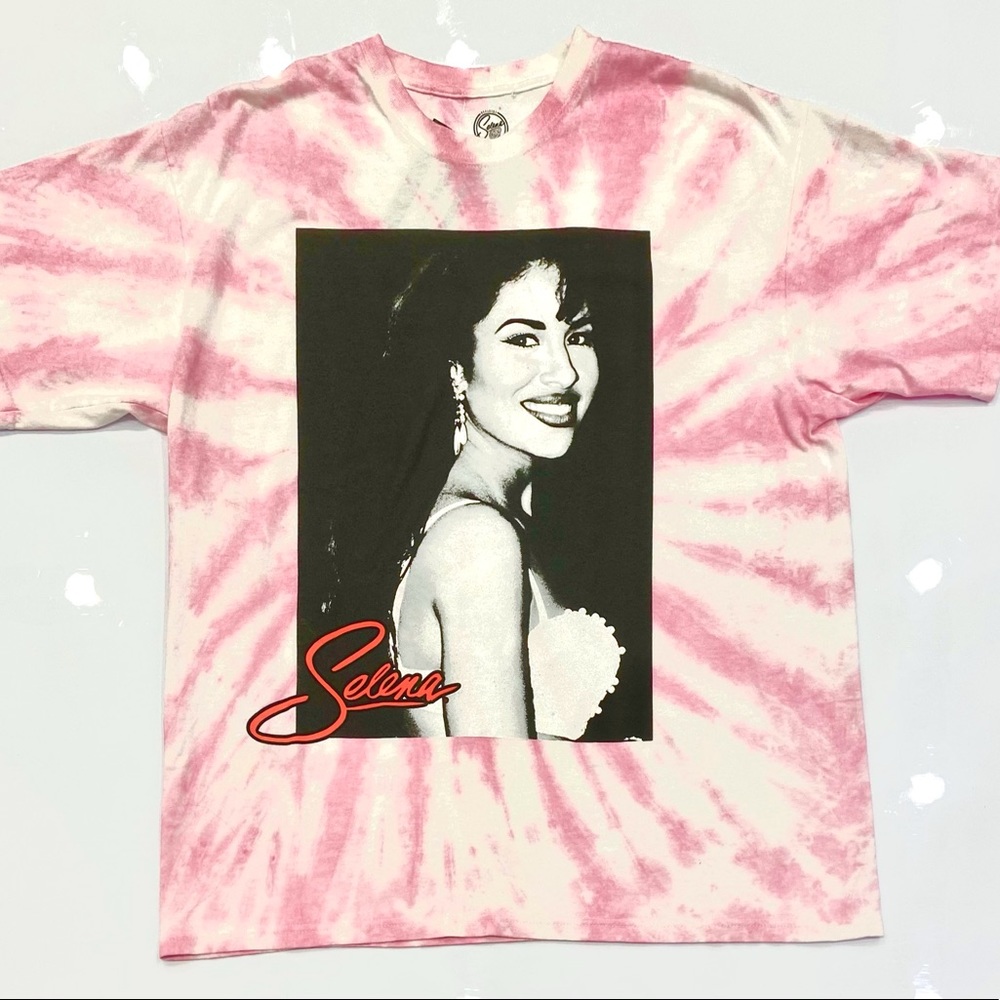 Selena tee